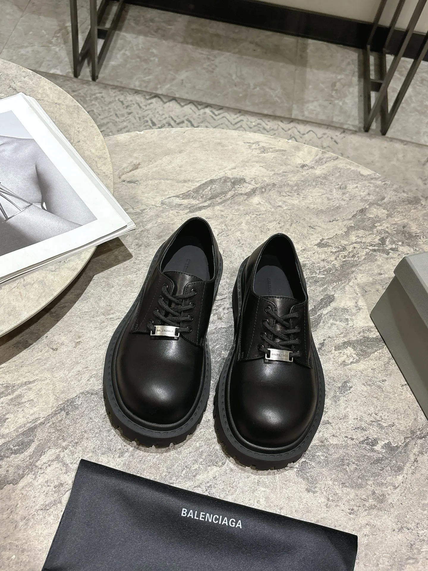 👟👟Ex-factory price 660👟👟 BALENCIAGA Balenciaga's new Stomper Derby big-toe derby shoes. This pair of shoes is simply a dark horse in this year's fashion circle. The exaggerated big-toe design makes people fall in love at first sight! 💖 When I first saw it, I was attracted by the big B logo. It’s so recognizable! Wear it, whether paired with skinny jeans or wide-leg pants, you can easily style it and look extremely fashionable! The double B decorative buckle is hand-inlaid with pure copper hardware. ▪Fabric: original full-grain cowhide. ▪Inner feet: water-dyed cowhide. ▪Sole: original rubber outsole.